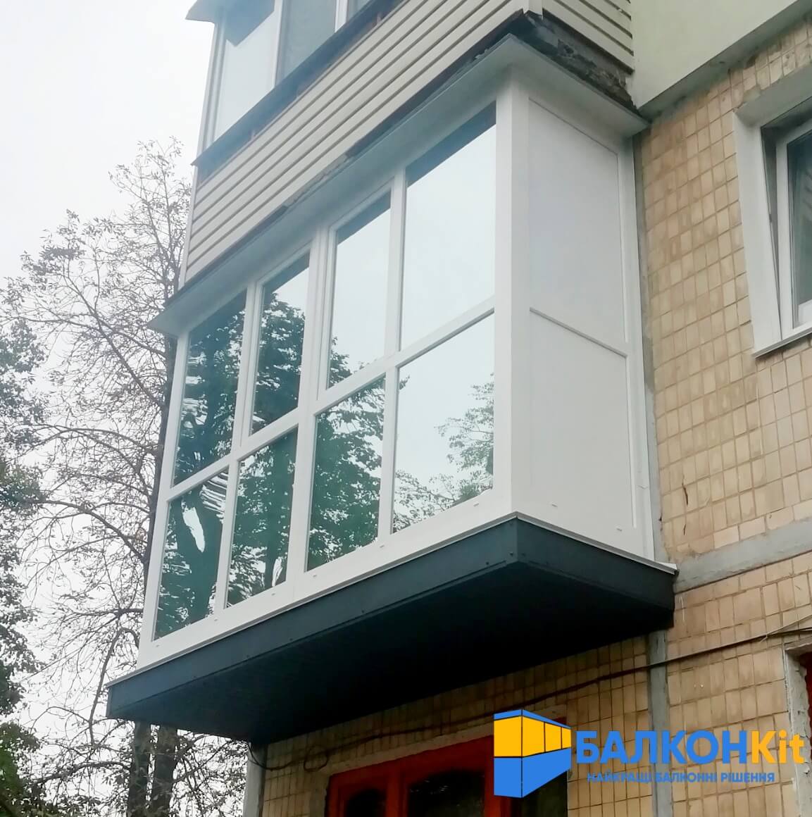 Французький балкон з дзеркальними вікнами