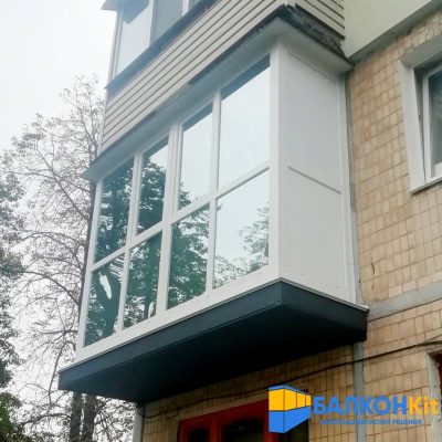 Французький балкон з дзеркальними вікнами